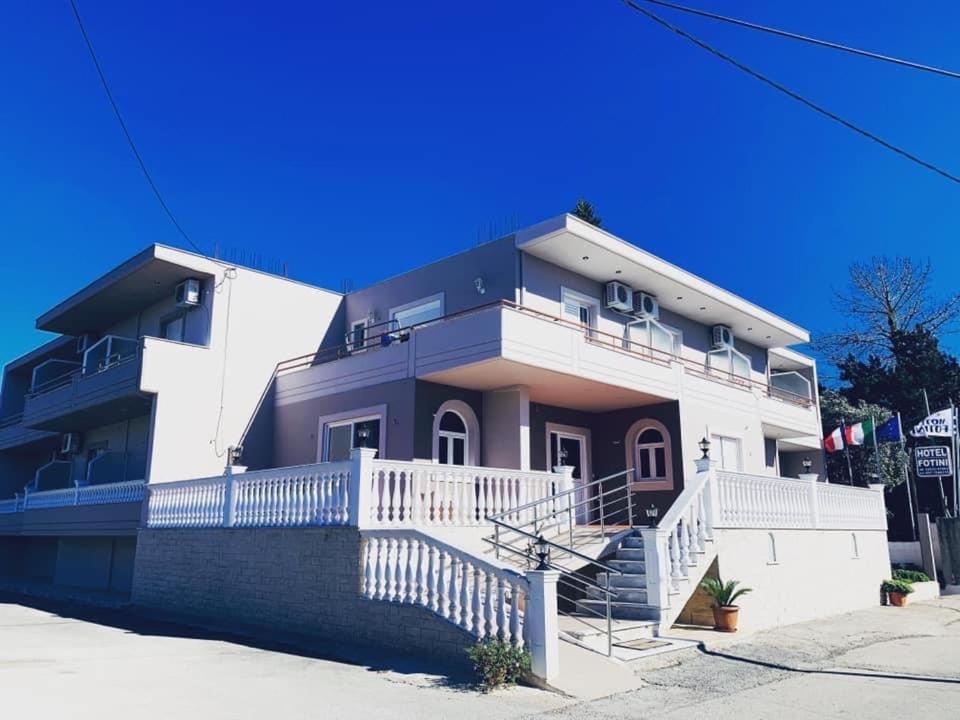 Hotel Fotini Митикас Екстериор снимка
